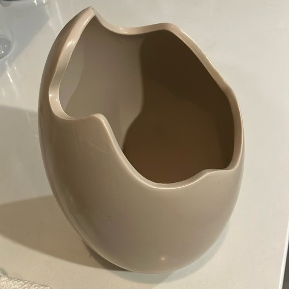 Cream Ceramic Egg Vase - large dinosaur egg shape - Picture 2 of 9